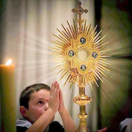 Niño adora el Santísimo Sacramento