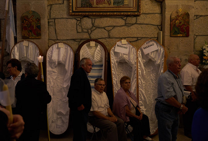 Ataúdes apayadas en la pared