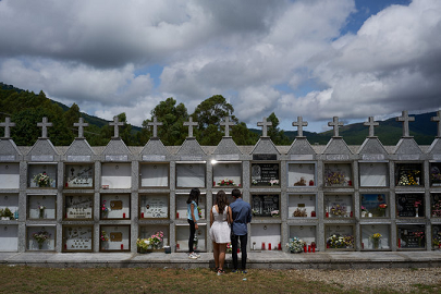 Visitando las tumbas en el cementerio