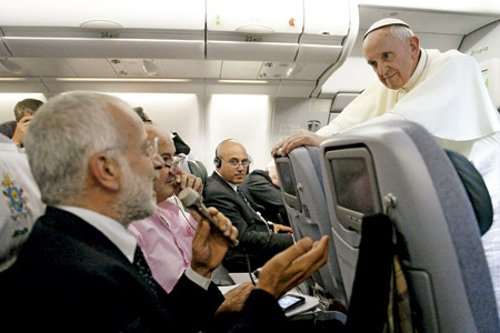 papa Francisco en la entrevista con la prensa en el avión de Brasil a Roma 28 julio 2013